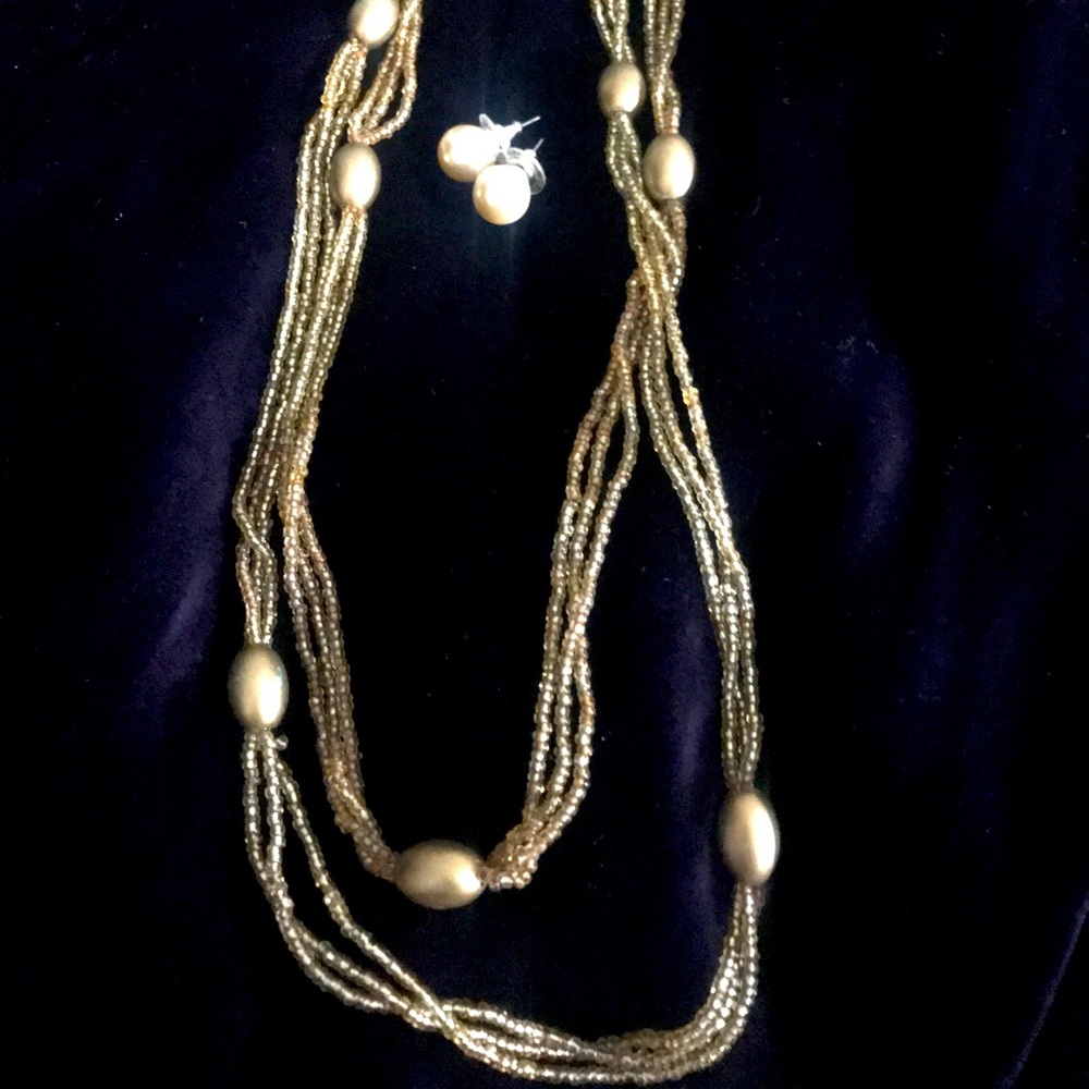 Gold tone necklace & pearl earrings